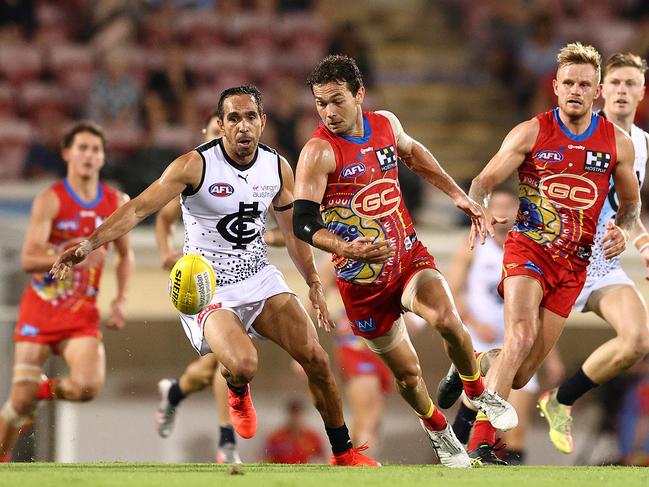 Eddie Betts of the Blues and Jarrod Harbrow of the Suns compete for the ball during the round 13 AFL match between the Gold Coast Suns and the Carlton Blues at TIO Stadium on August 21, 2020 in Darwin, Australia. (Photo by Daniel Kalisz/Getty Images)