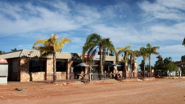 Outback SA town Mintabie forced to close and residents to leave in a