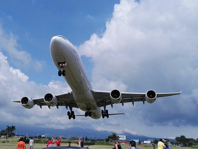 Close call landing in Iberia San Jose. Picture: MROC/SJO/Aeropuerto Internacional Juan Santamaría Facebook page - https://www.facebook.com/MROC-SJO-Aeropuerto-Internacional-Juan-Santamar%C3%ADa-831564716917693/timeline/