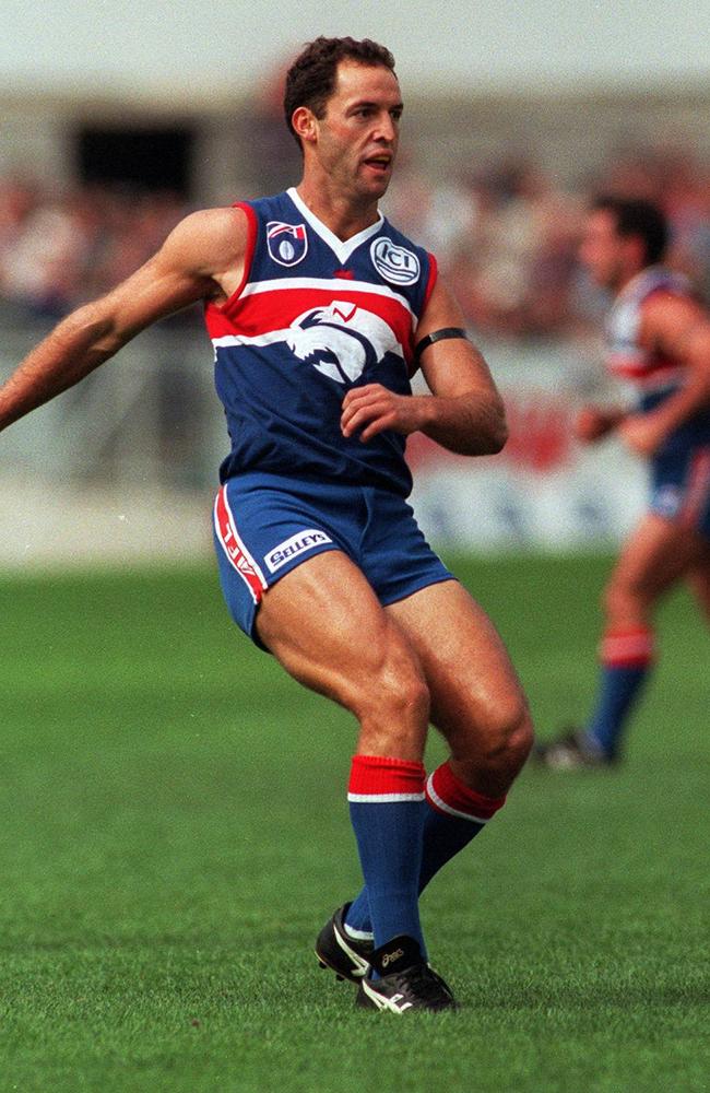 Nigel Kellett on the park for the Western Bulldogs against Fremantle in 1997.