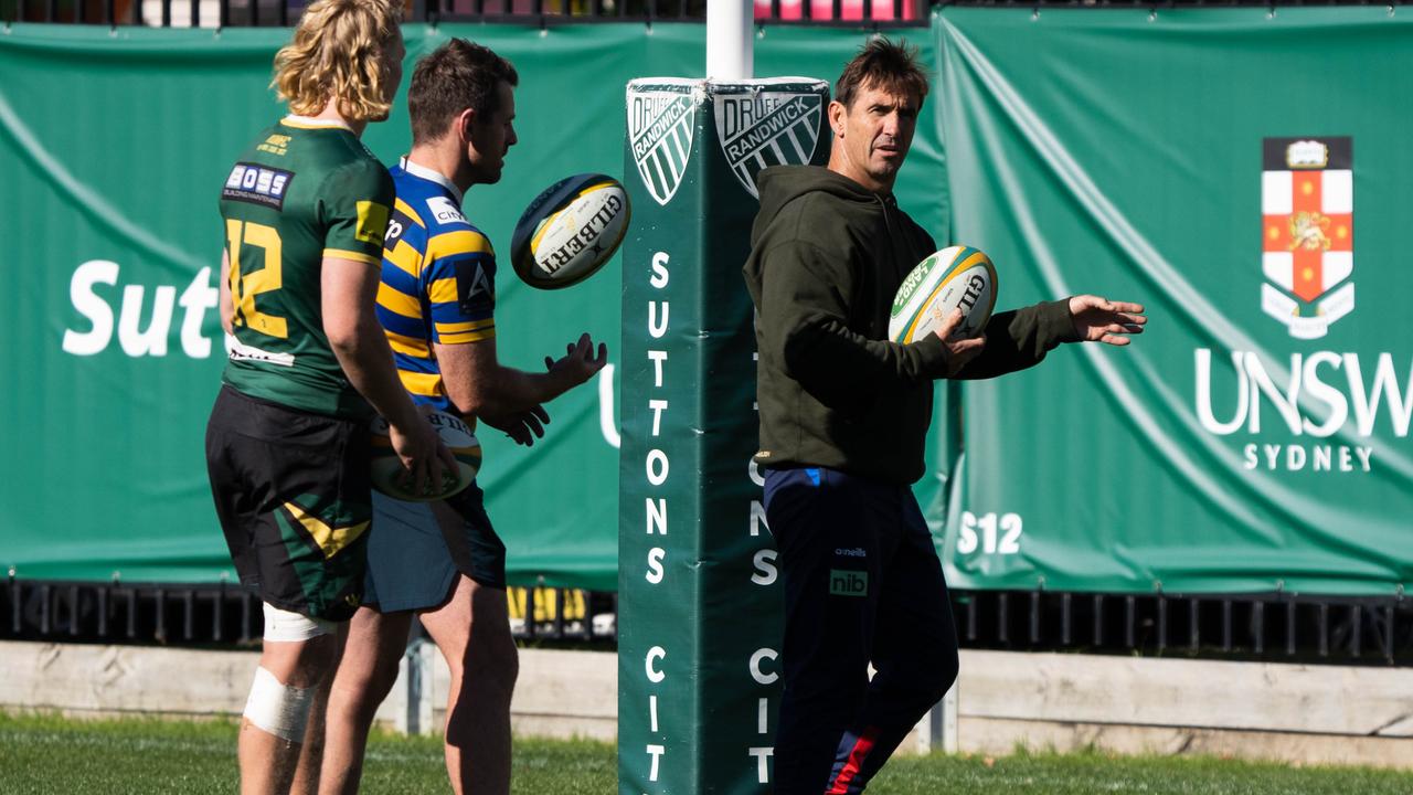 NRL legend Andrew Johns offers a helping hand at Wallabies training. Picture: Julius Dimataga/RugbyAU Media