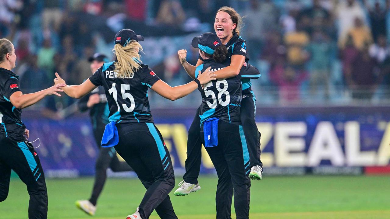 New Zealand's players celebrate their victory. Photo by Giuseppe CACACE / AFP.