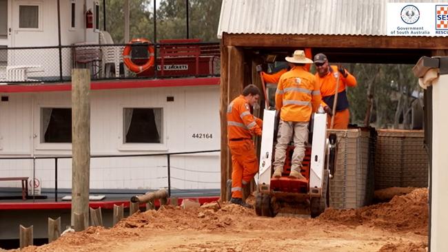 SES personnel working on the DefenCELL flood barriers in Mannum. Picture: SA Government