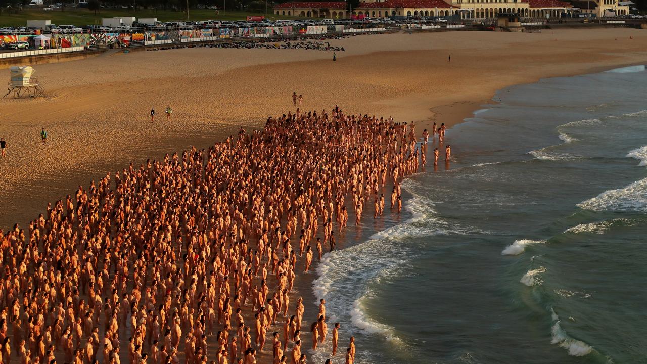 5am: History made as Bondi becomes nude beach | Daily Telegraph