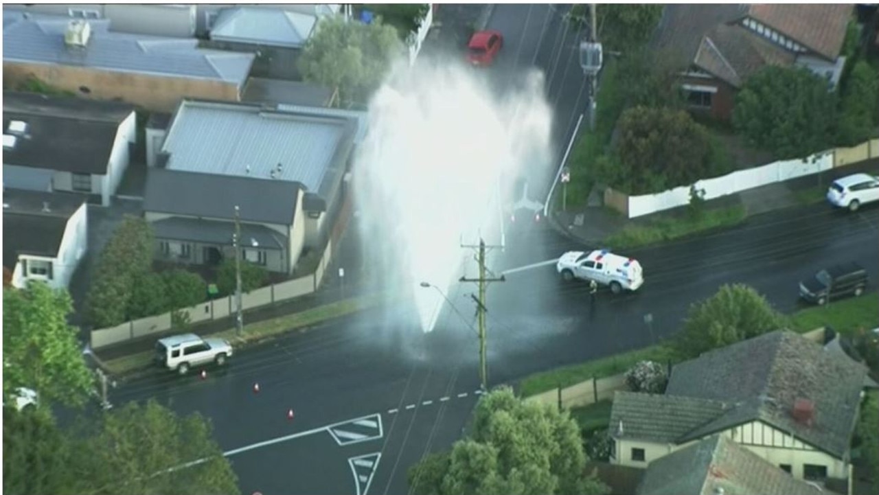 kew-yarra-valley-water-deals-with-burst-water-main-on-willsmere-rd-in