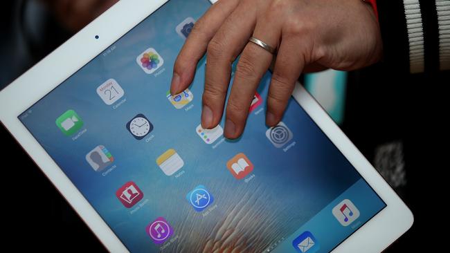 CUPERTINO, CA - MARCH 21: An attendee looks at the new 9.7" iPad Pro during an Apple special event at the Apple headquarters on March 21, 2016 in Cupertino, California. Apple CEO announced the iPhone SE and a 9.7" version of the iPad Pro. Justin Sullivan/Getty Images/AFP == FOR NEWSPAPERS, INTERNET, TELCOS & TELEVISION USE ONLY ==