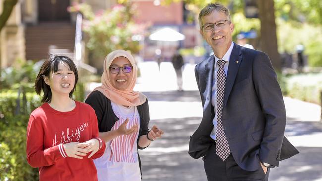 Adelaide University students Panisa Dechwechprasit, from Thailand, and Naileh Zainarry, from Malaysia, with vice-chancellor Professor Peter Hoj.