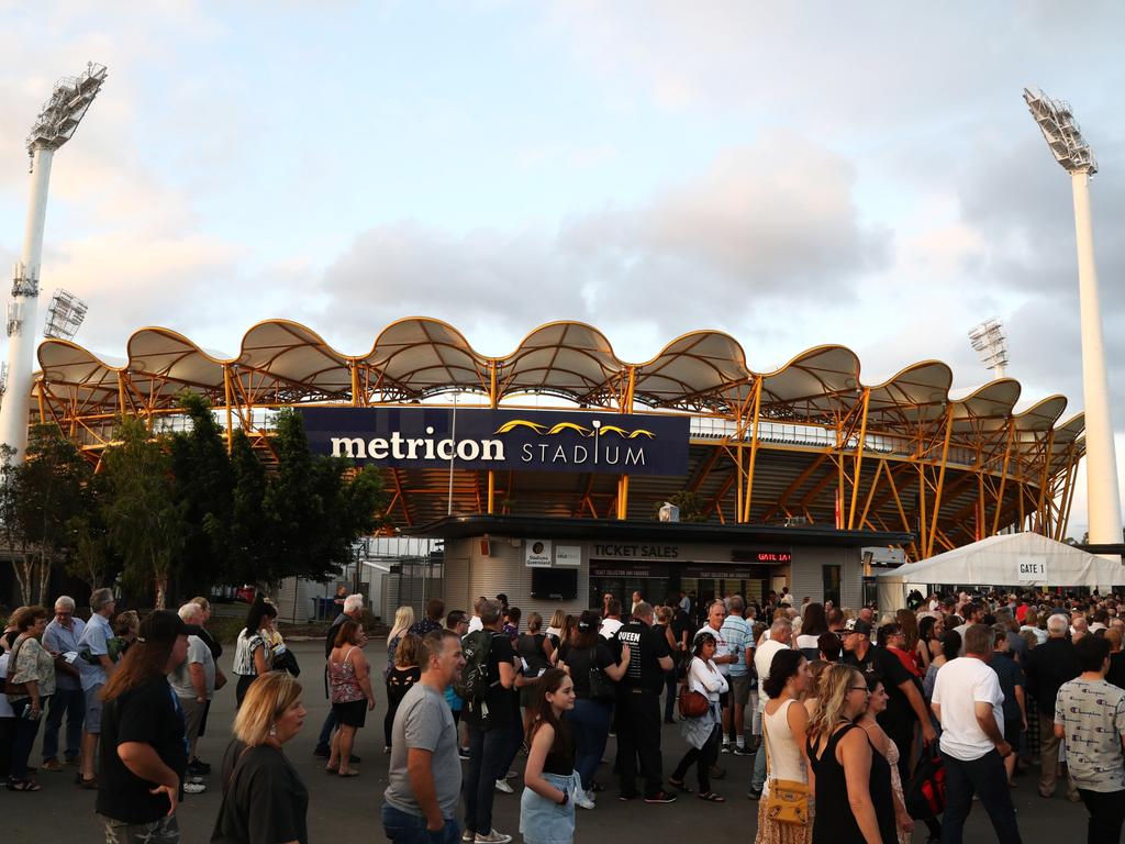 Crowds arrive at Metricon Stadium to see Queen Live. Photograph: Jason O'Brien