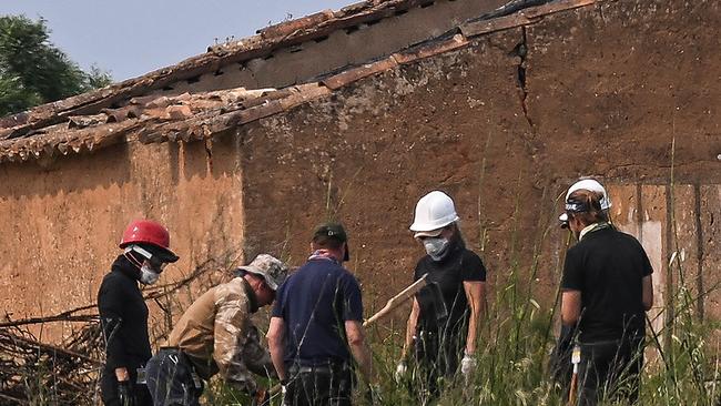 German investigators work during a new search operations amid the investigation into the disappearance of Madeleine (or Maddie) McCann at Atalaia, Lagos in Algarve on June 3, 2025. Portuguese police and about 25 German investigators on June 3, 2025 scoured undergrowth and an abandoned building in Portugal in the hunt for British toddler Madeleine McCann, with police hoping to find evidence that could implicate a convicted German sex offender in her disappearance 18 years ago. (Photo by Patricia DE MELO MOREIRA / AFP)