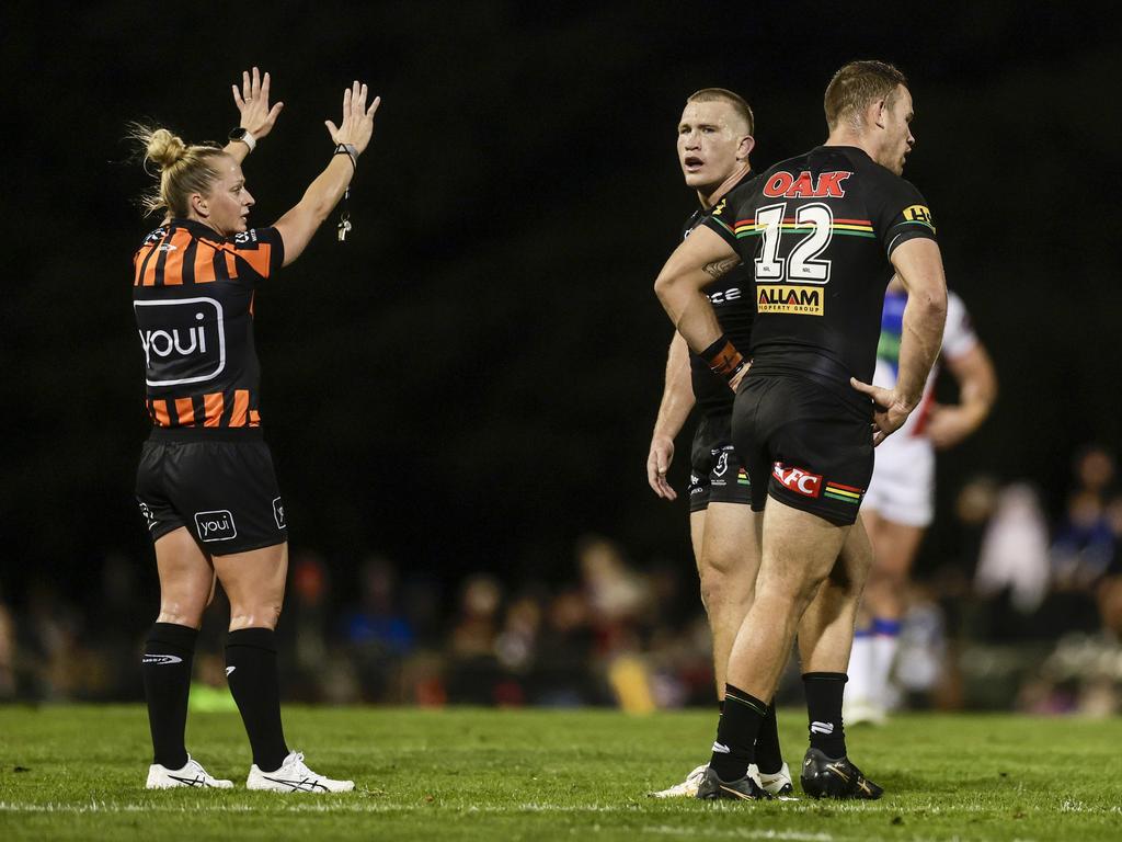 BATHURST, AUSTRALIA - MAY 24: Referee Belinda Sharpe sin bins Liam Henry of the Panthers (C) during the round 12 NRL match between Penrith Panthers and Newcastle Knights at Carrington Park, on May 24, 2025, in Bathurst, Australia. (Photo by Mark Evans/Getty Images)