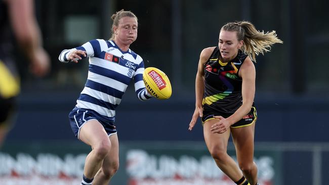 Shelley Scott spots up a target. Picture: Martin Keep/AFL Photos/via Getty Images