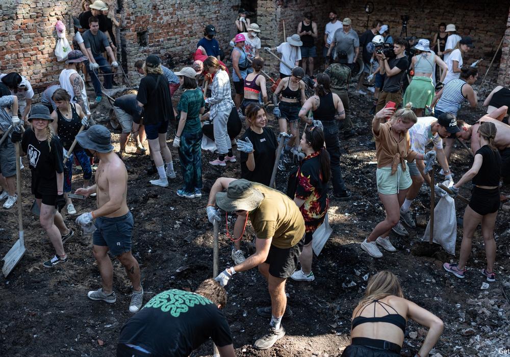 Over 200 people showed up for the ‘clean up rave’ and took up shovels, buckets and bags to help with the clean up. Picture: @dattalion / Twitter