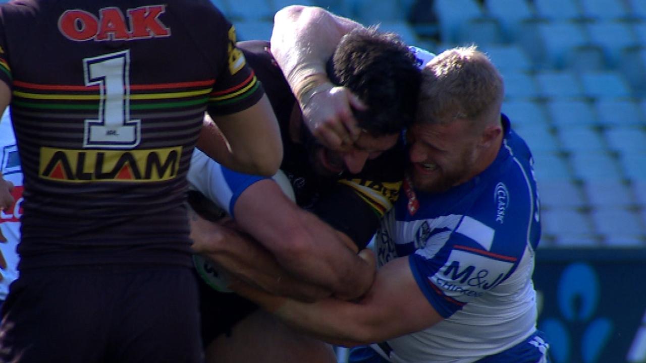 Luke Thompson makes contact with James Tamou's face
