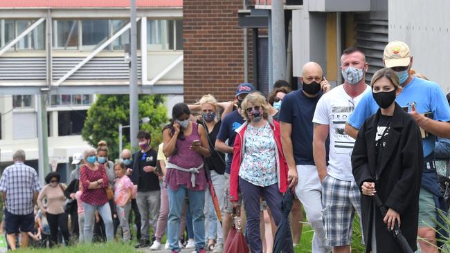 People line up around Wollongong Hospital for Covid19 testing. Picture: NCA NewsWire / Simon Bullard.