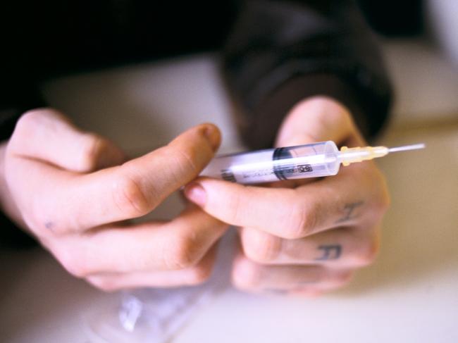 A30H01 Needle exchange at Halton drug dependency unit Widnes. Image shot 1997. Exact date unknown.