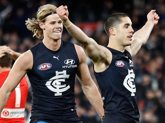 MELBOURNE, AUSTRALIA - SEPTEMBER 08: Tom De Koning (left) and Adam Cerra of the Blues celebrate during the 2023 AFL First Elimination Final match between the Carlton Blues and the Sydney Swans at Melbourne Cricket Ground on September 08, 2023 in Melbourne, Australia. (Photo by Michael Willson/AFL Photos via Getty Images)