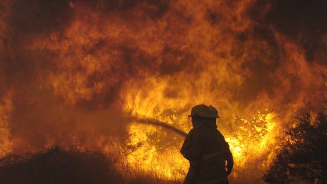 SA bushfire scene - CFS firefighter fighting fire off Smith Hill Road near Yankalilla 29 Nov 2003.