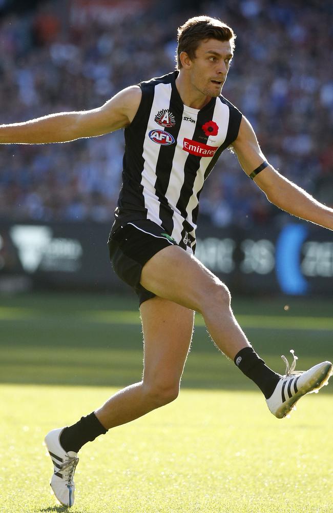 Adam Oxley on the run for the Pies.