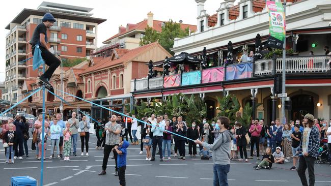 A busker entertains the crowd on East Terrace.. 18 February 2022. Picture Dean Martin