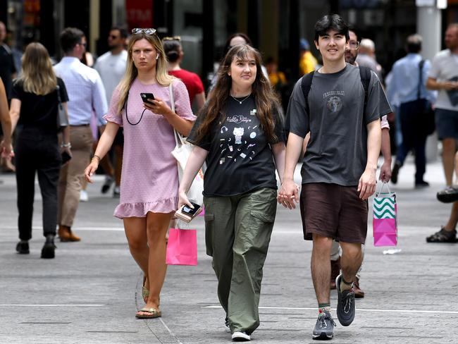 BRISBANE, AUSTRALIA - NewsWire Photos DECEMBER 20, 2022:  Crowds of last minute Christmas shoppers in the Brisbane CBDPicture: NCA NewsWire / John Gass