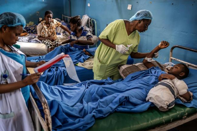 A nurse at a Bukavu hospital treats a woman injured following clashes