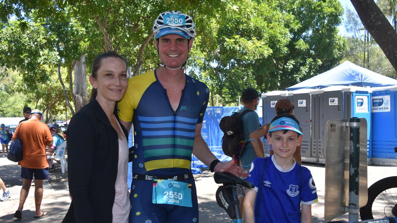 Kym Amos with John and Oliver Stringfellow at the Garmin Noosa Triathlon on October 30, 2022. Picture: Sam Turner