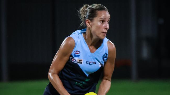 Kylie Duggan with ball in hand for the Darwin Buffettes against Waratah in the 2022-23 NTFL season. Picture: Celina Whan / AFLNT Media