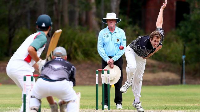 Mitch Pennington throwing one down for Lisarow. Picture: Sue Graham