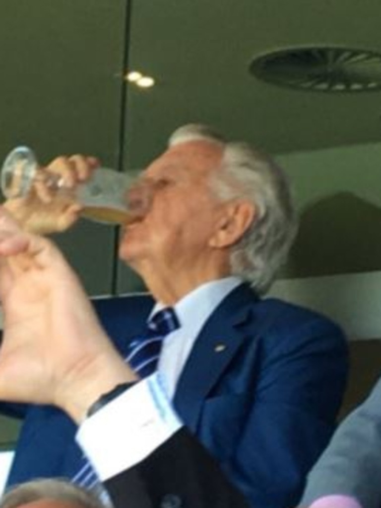 Former Prime Minister Bob Hawke skoles a beer during the 2nd day of the Sydney Test on Friday, January 5, 2018.