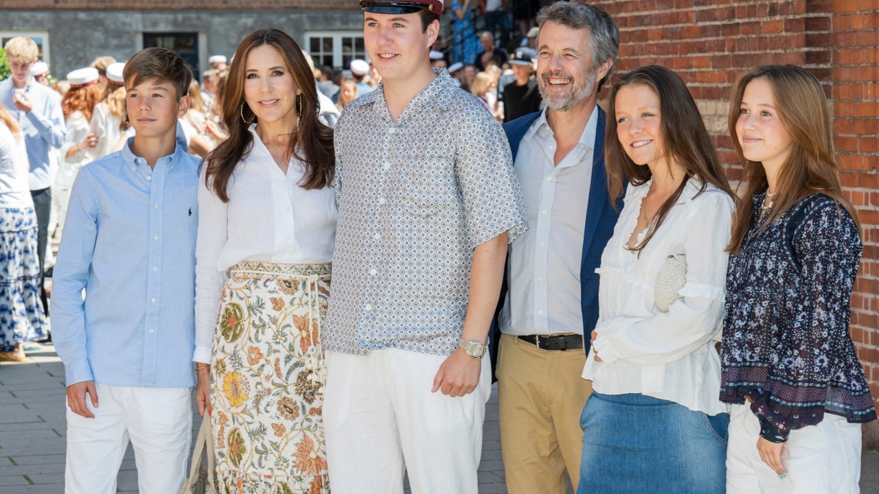 Queen Mary stuns in heartwarming family snap at graduation event