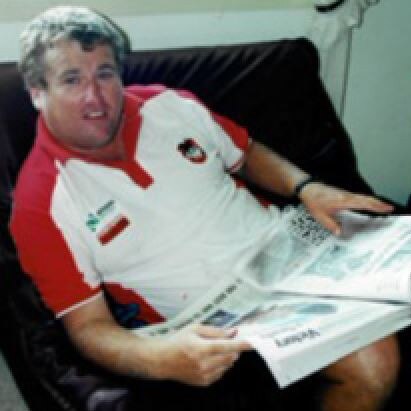 Daryl Gleeson reading a newspaper in 2000.