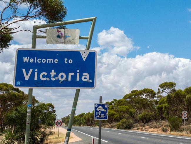 ONE TIME USE ONLY - FEES APPLY FOR REUSE - 2A0K11A Berri, South Australia, Australia - March 13, 2017. Welcome to Victoria sign along Sturt Highway A20 in Australia. Picture: Alamy