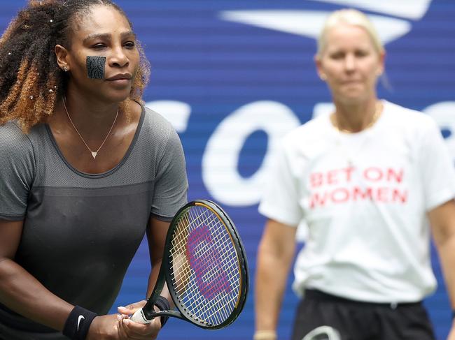 NEW YORK, NEW YORK - AUGUST 28:  Rennae Stubbs  coaches Serena Williams during practice in preparation for the 2022 US Open at USTA Billie Jean King National Tennis Center on August 28, 2022 in the Queens borough of New York City. (Photo by Matthew Stockman/Getty Images)