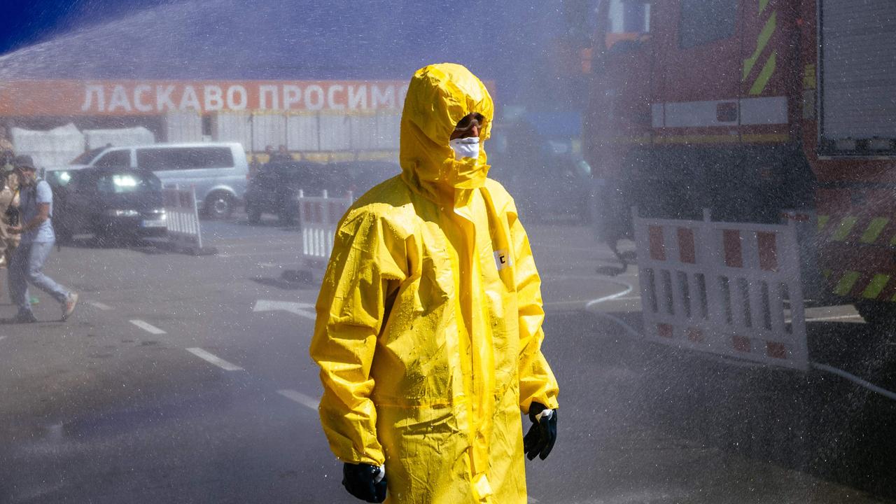 A Ukrainian Emergency Ministry rescuer attends an exercise in the city of Zaporizhzhia (Photo by Dimitar DILKOFF / AFP)