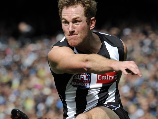 Collingwood player Ben Johnson kicks. 2011 Grand Final. Geelong v Collingwood. MCG.