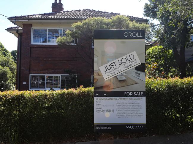 SYDNEY, AUSTRALIA - NewsWire Photos MARCH 31, 2021: A general view of a residential property with a for sale sign on the North Shore in Sydney, Australia. Picture: NCA NewsWire / Gaye Gerard