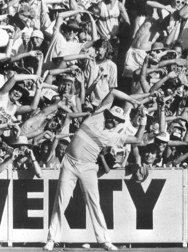 The crowd joined Merv Hughes to do his warm-up exercises at the MCG in 1989.