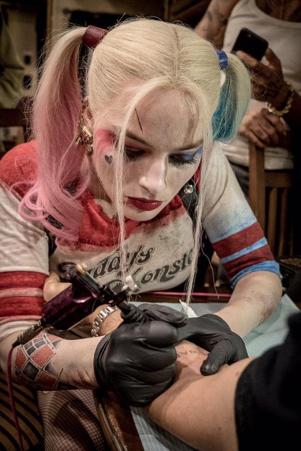 Margot Robbie is a tattoo artist - Vogue Australia