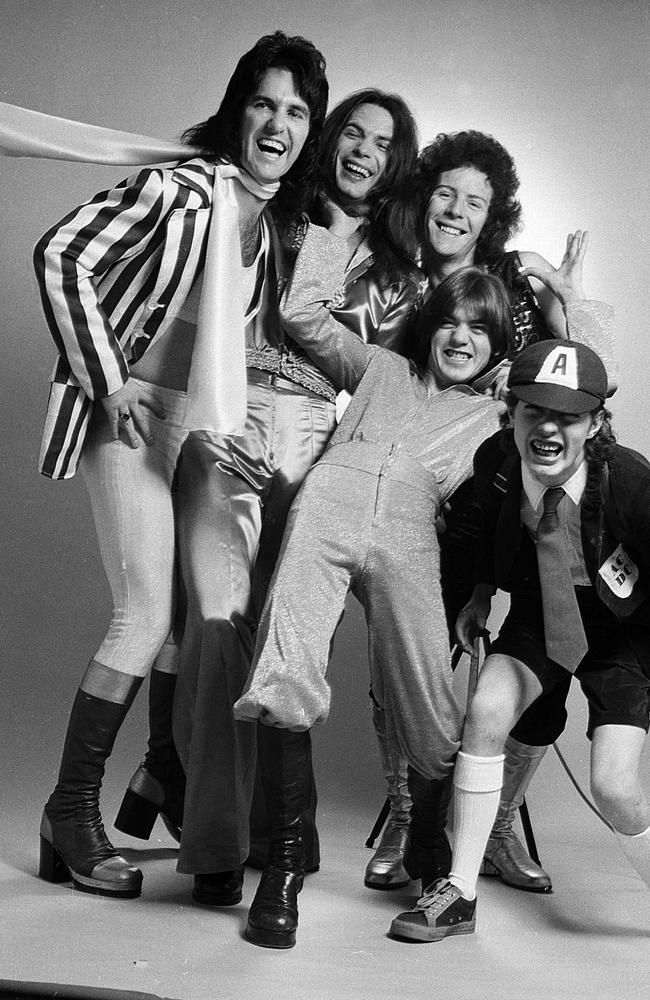 Зарубежный рок группы 70 х список. AC DC 70s. AC/DC 1973. AC DC 1970. Дэйв Эванс AC DC.