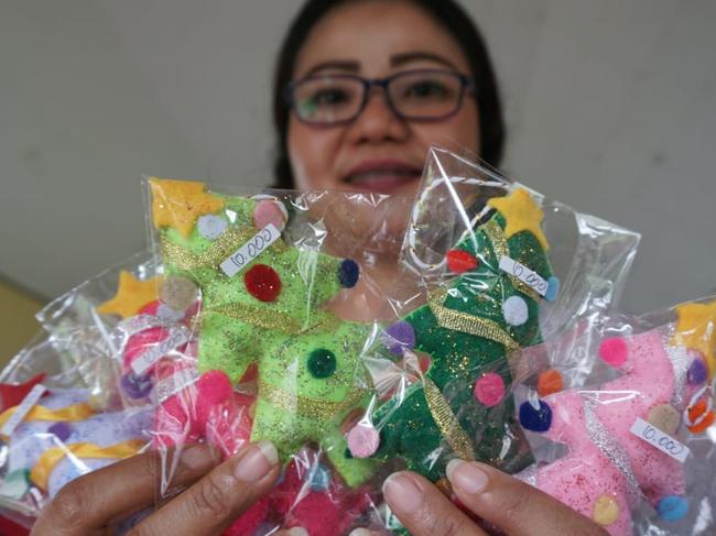 Erna, the girlfriend of Bali Nine heroin courier Renae Lawrence, displays Christmas decorations which the women prisoners at Bali’s Bangli jail are making to sell.