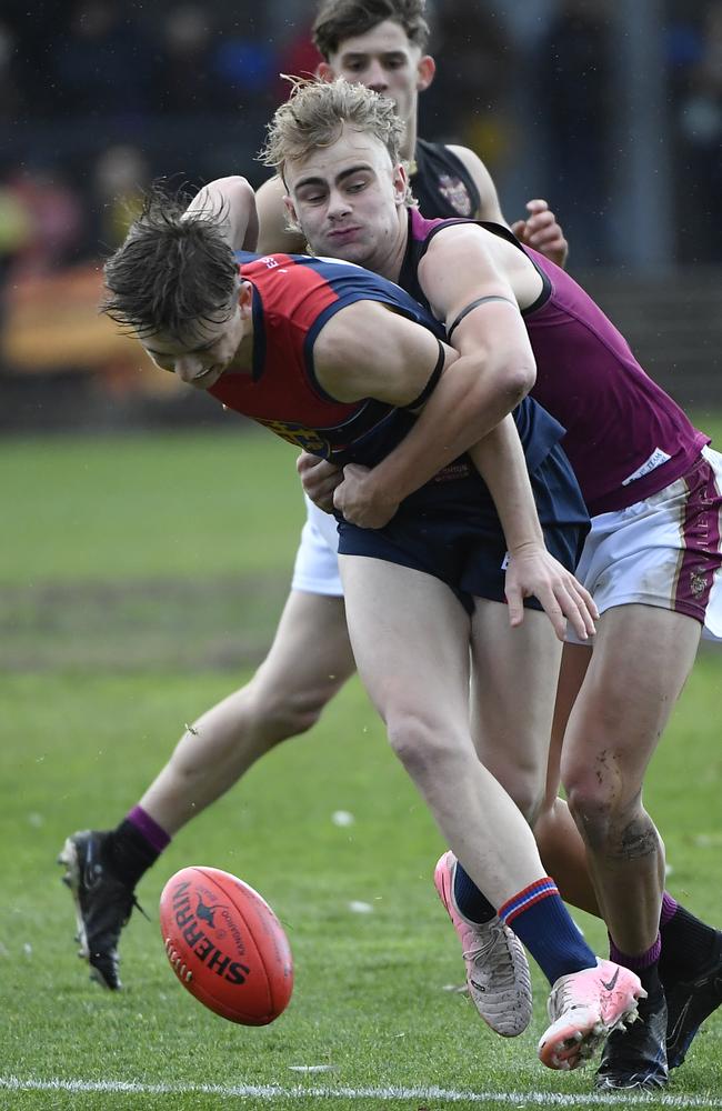 Keegan Mountford applies a tackle. Photo: Andrew Batsch