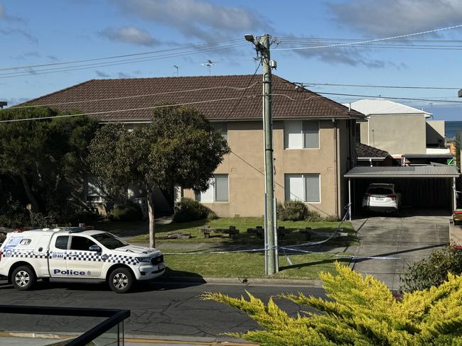 Detectives return to James St in Mordialloc after the bodies of a man and woman were found. Picture: Regan Hodge