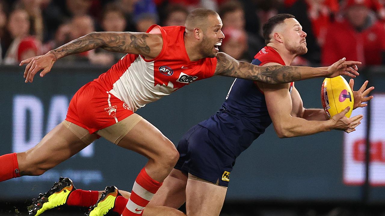MELBOURNE . 02/09/2022. AFL. 2nd Qualifying Final. Melbourne vs Sydney Swans at the MCG. Steven May of the Demons out marks Sydneys Lance Franklin during the 3rd qtr. . Picture by Michael Klein