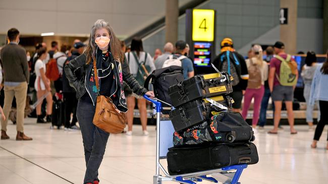 Nicole Lazaroff gets home on one of the last flights in Queensland before the mandatory quarantine period. (AAP image, John Gass)