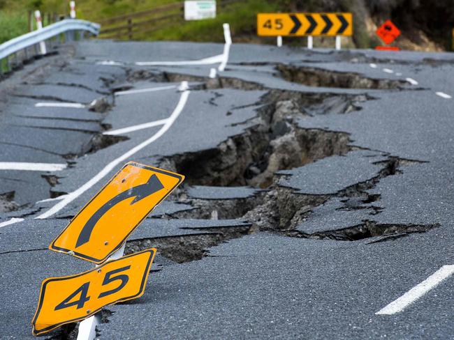 TOPSHOT - Earthquake damage to State Highway 1 is seen south of Kaikoura on November 16, 2016.  Rescue efforts after a devastating earthquake in New Zealand intensified on November 16 as a fleet of international warships began arriving in the disaster zone. / AFP PHOTO / Marty MELVILLE