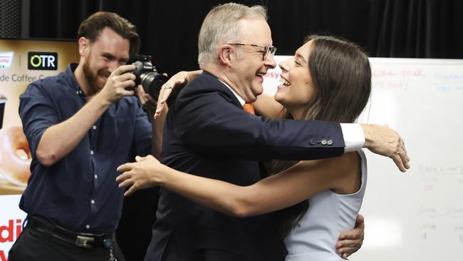 Prime Minister Anthony Albanese meets producer Molly Rose. Picture: NewsWire/Alex Ellinghausen