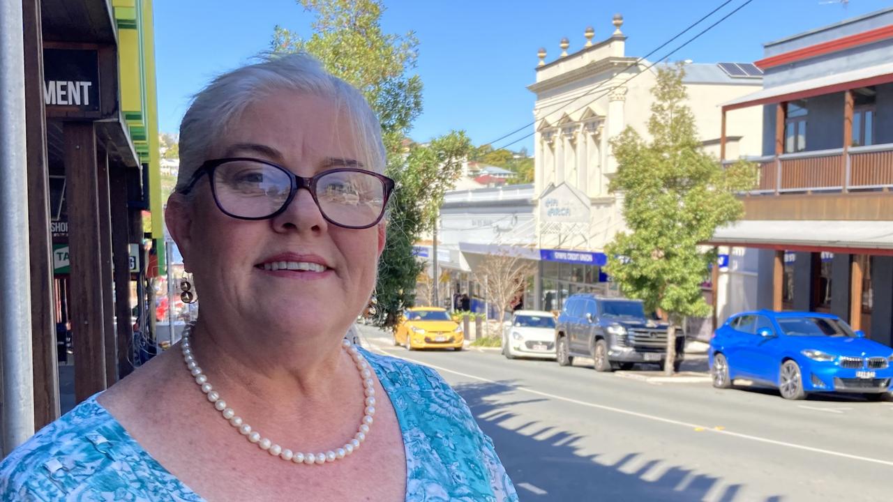 Councillor Dolly Jensen said she had a petition carrying more than 300 names had been signed in support of naming the bridge after Warren Dakin.