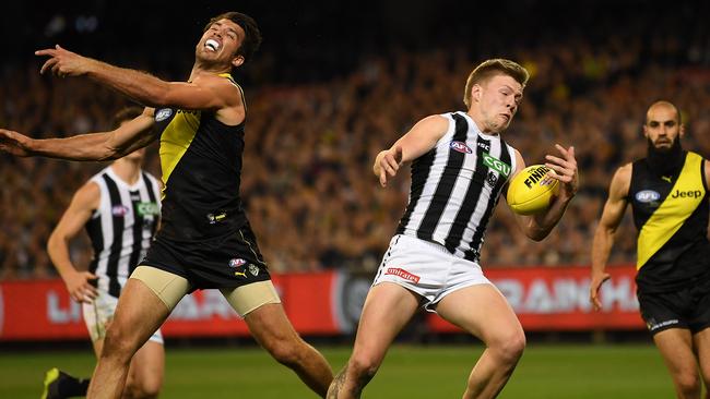 Jordan de Goey takes a one-handed mark and beat Alex Rance on the night. Picture: AAP