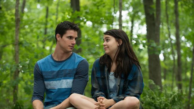 Robbie Amell and Mae Whitman star in <i>The Duff</i>, alongside Ken Jeong and Alison Janney.