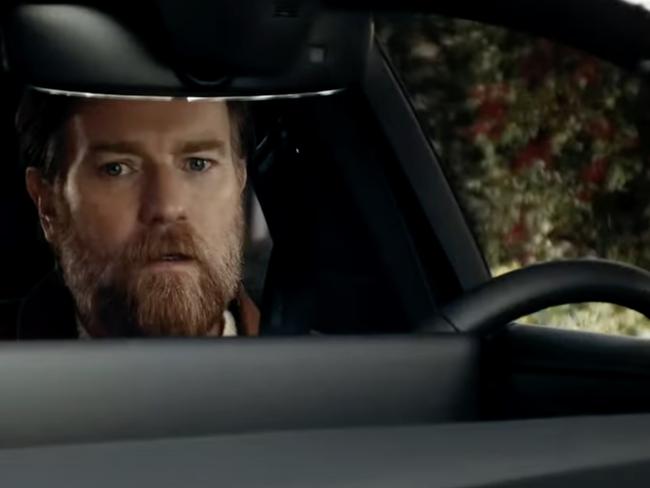 Actor Ewan McGregor using ChatGPT in a Volkswagen car.